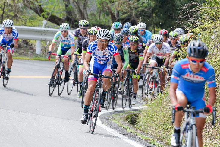 1km地点、先行する平塚吉光（アイサンレーシングチーム）を狩野智也（群馬グリフィンレーシングチーム）が追う