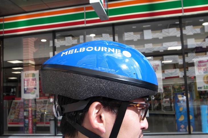 セブンイレブンで売っているヘルメット。5ドルとは思えない作り