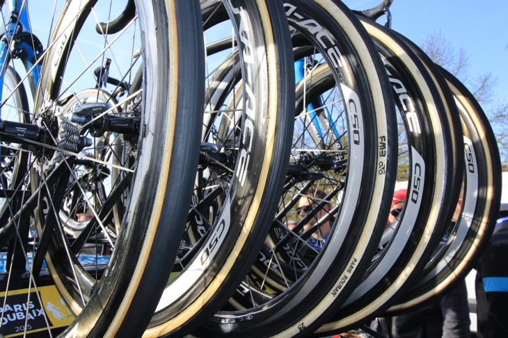 ホイールとタイヤはシマノWH-9000-C50-TUにFMB Paris Roubaixという組み合わせ