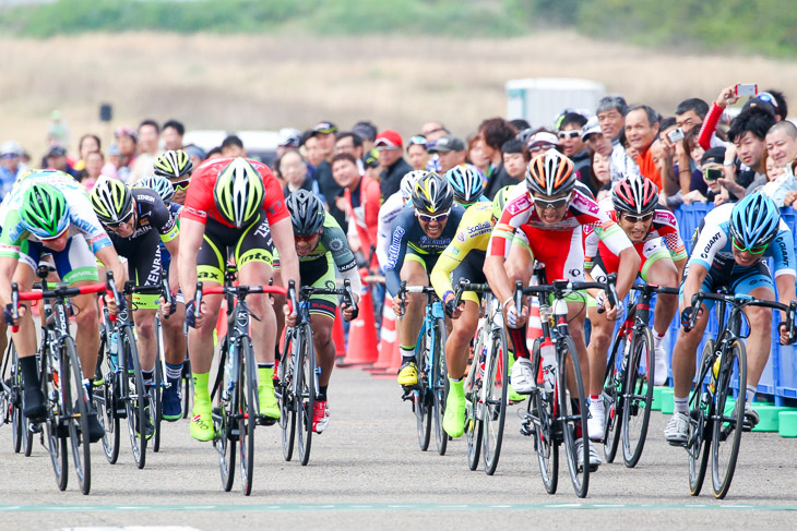 ゴール、大久保陣(宇都宮ブリッツェン)が入部正太朗(シマノレーシング)をかわす