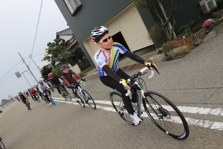 快走する石井県知事。最近自転車に乗りだしたとのこと。