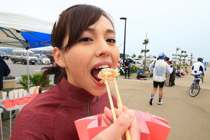 ばい飯を食べる内田もも香さん