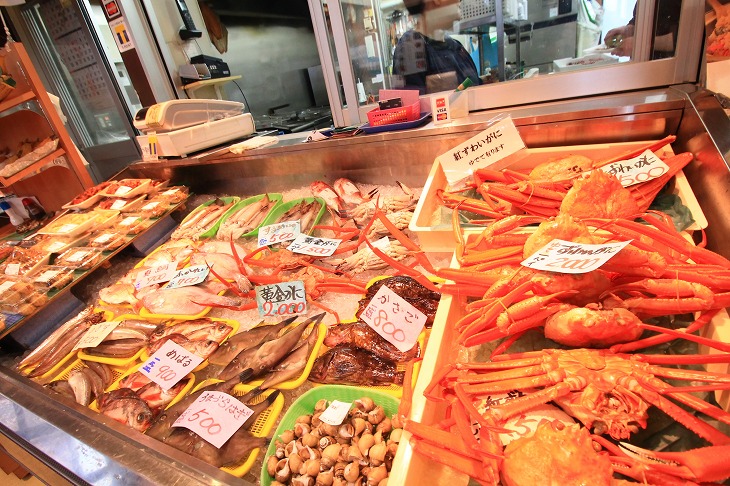 新鮮な魚介類が並ぶひみ番屋街の鮮魚店。見てるだけで楽しい。