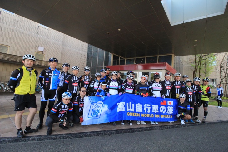 つるぎ恋月から富山自転車の旅に出発！ 台湾のグループはどこでも旗を掲げて記念撮影です