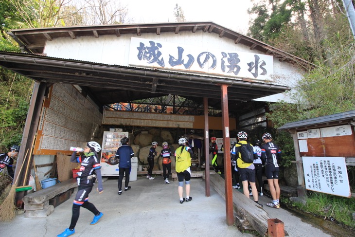 美味しい「城山の湧水」でボトルに水を詰めます