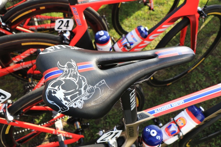 クリストフのバイクに取り付けられたセライタリアSLRにはバイキングの絵とノルウェー国旗が描かれている