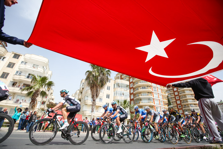 トルコ国旗を横目に進むマーク・カヴェンディッシュ（イギリス、エティックス・クイックステップ）