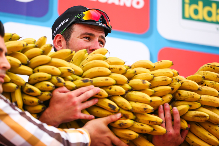 表彰台でバナナを受け取るマーク・カヴェンディッシュ（イギリス、エティックス・クイックステップ）