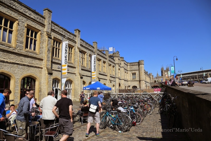 Bespoked（ビスポーク）UKHBS会場入口。駅から至近距離だが、自転車での来場者も多い