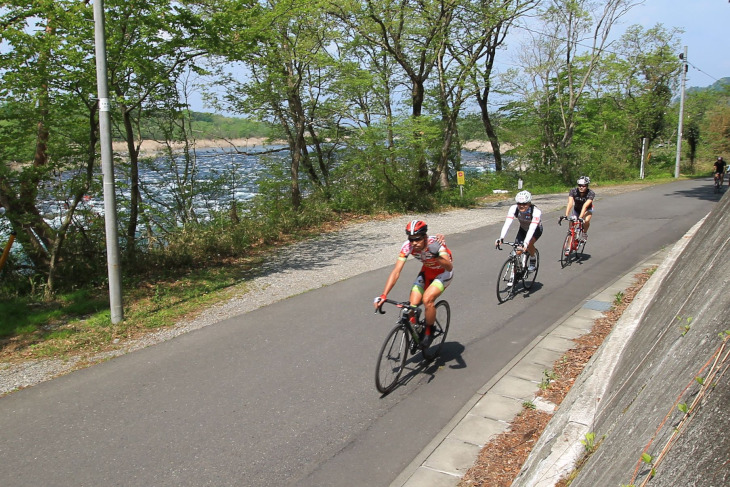 鬼怒川を横目に走って行く