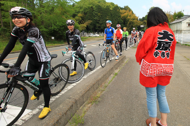 大原学園の学生ボランティアの方たちも立哨として手伝ってくれた。はっぴはユニフォーム