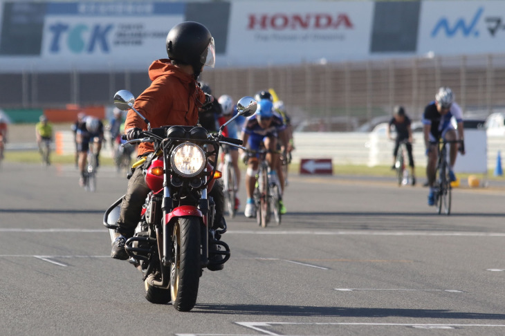 オートバイの先導も安全なレース進行のキーポイント