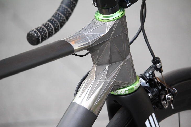 このバイクのアイコンともいえるポリゴンチックなデザインのヘッドチューブ