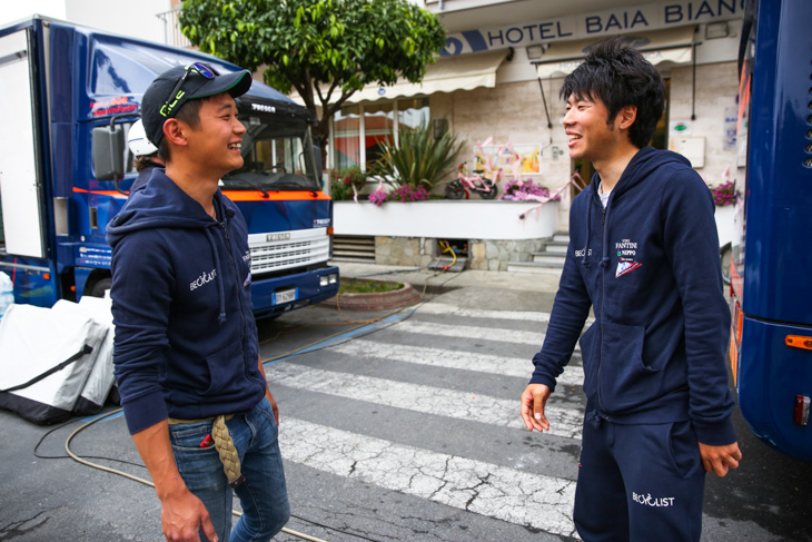 チームホテルで同じ鹿屋体育大学出身の福井響メカニックと再会する石橋学(NIPPOヴィーニファンティーニ)