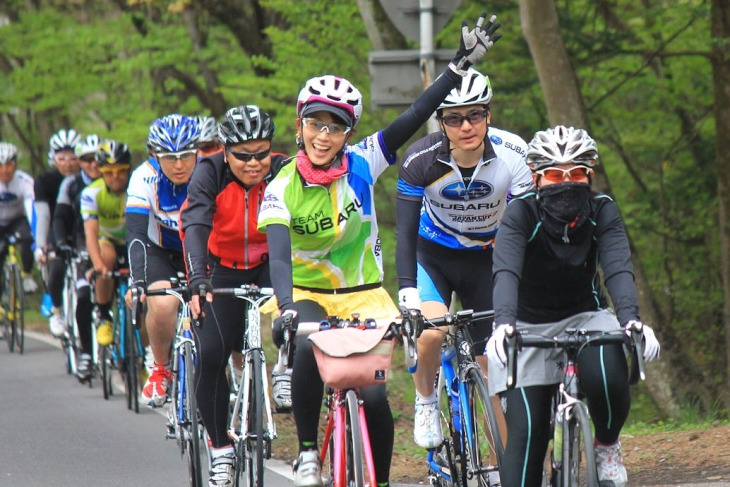 絹代さんたちゲストライダーを先頭に大きな集団が軽井沢を駆け抜ける