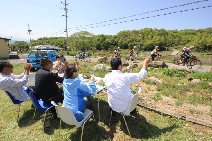 東御市のワイナリー「Rue de Vin」ではワイン片手に参加者を応援してくれました。まるでツール・ド・フランスのよう