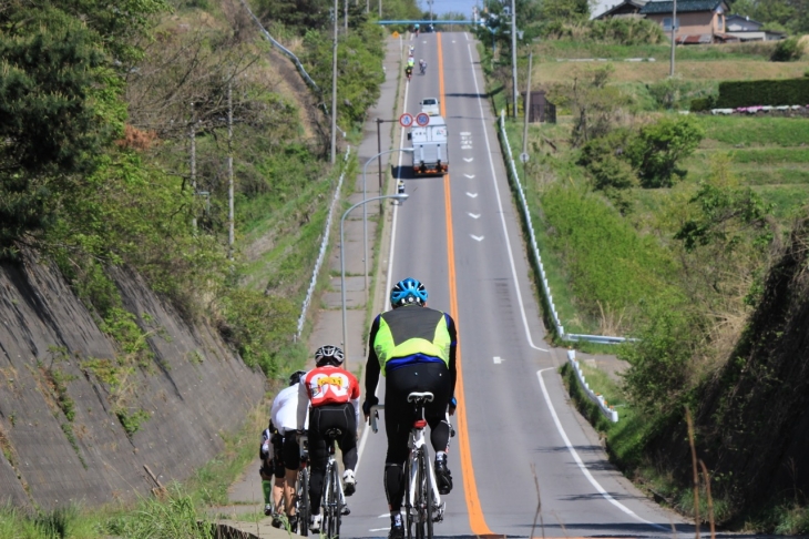 コース変更になったとはいえ、幹線道路沿いのアップダウンも健在