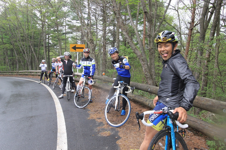 停車して遅れたライダーを待つ宮澤チーム