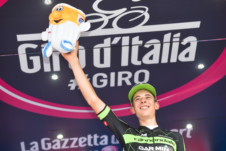 ステージ優勝を飾ったダヴィデ・フォルモロ（イタリア、キャノンデール・ガーミン）が表彰台に上がる