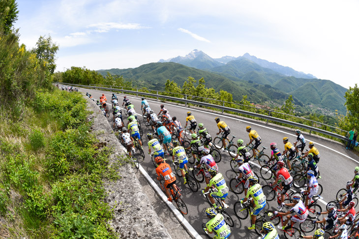 トスカーナ州北部の山岳地帯を進む