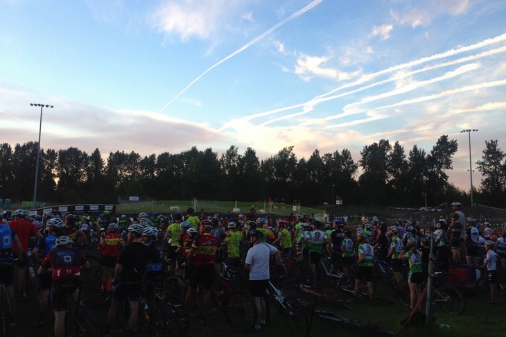 ポートランド市内から近い場所にあるモトクロスサーキットで定期的に行われているMTBレース。平日にこれだけの人を集める