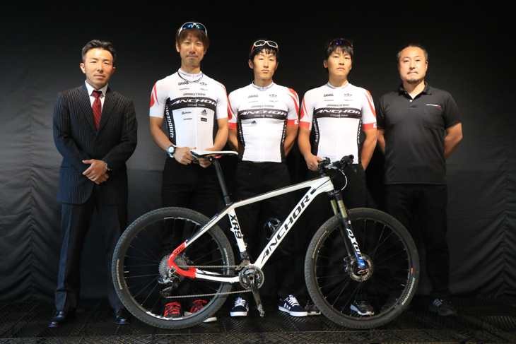 監督兼メカニックの小林が、斉藤、平野、澤田を牽引していく。マッサージャーは渡邊城作さん