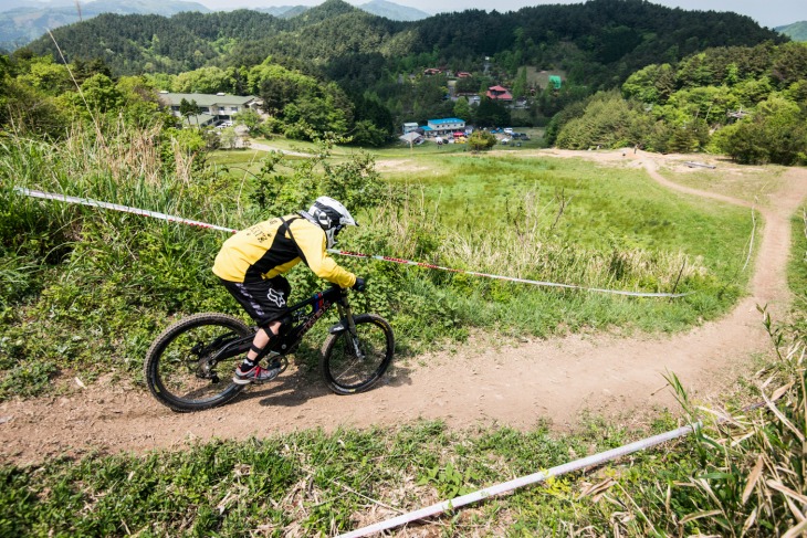 十種ヶ峰WOODPARKを走るライダー
