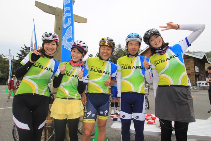結成されたチームSUBARUのゲストライダー、平野由香里、絹代、宮澤崇史、山本雅道・益子直美さん