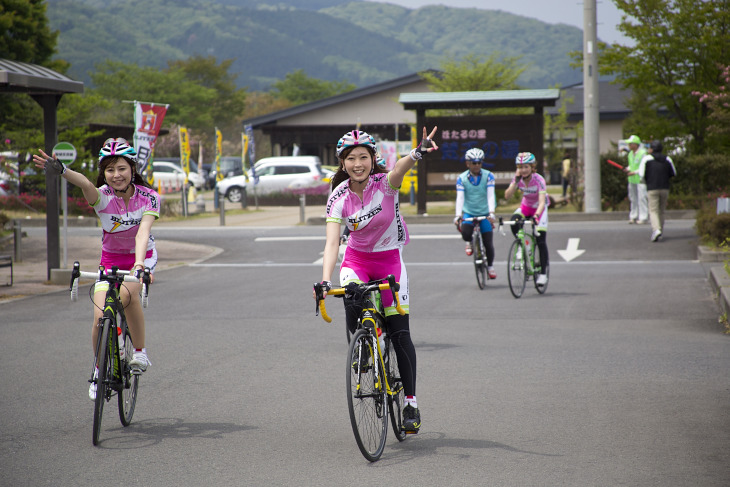 エイドステーションに笑顔で飛び込むREIさんとAZUSAさん