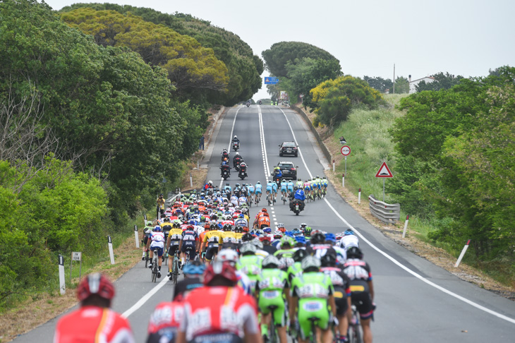 レース序盤は直線的な平坦路が続く