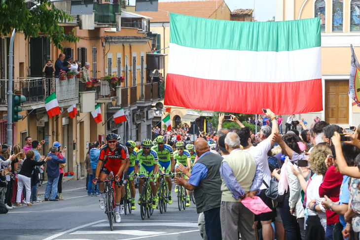 コースのいたるところで見られるイタリア国旗