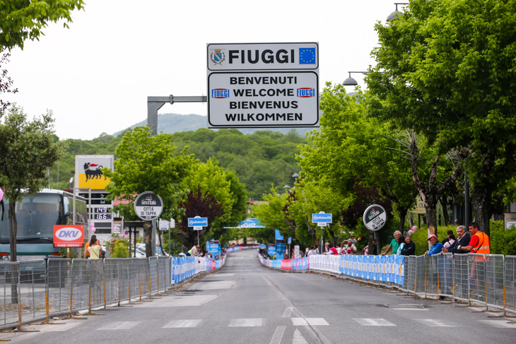 フィウッジの入り口と残り1kmアーチ 多言語表記が観光地を感じさせる