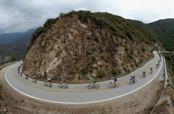 山間を縫って走るツアー・オブ・カリフォルニア2015第7ステージ