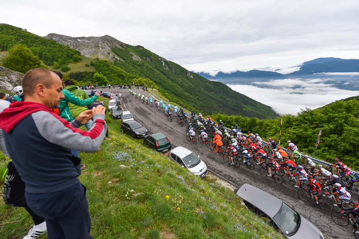 2級山岳フォルカ・ダチェーロを登るプロトン