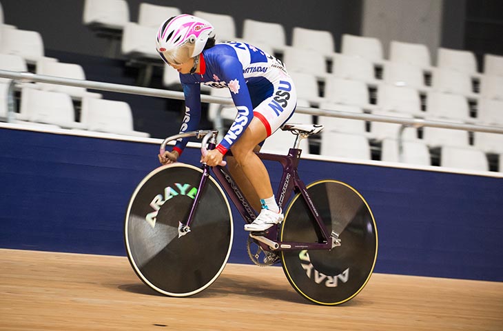 200mフライングタイムトライアル　助走から計測ラップに入る小島蓉子（日本体育大学）