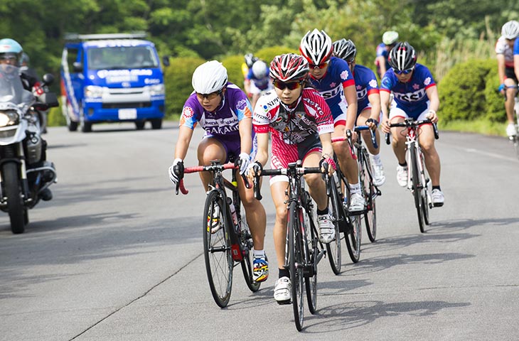ロードレース2周目 合田祐美子(BHアスティーフォ)を先頭に進む5人の集団