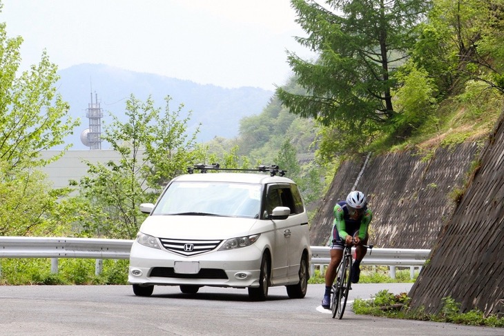 サポートカーを従えて走る中村龍太郎(イナーメ)がトップタイム