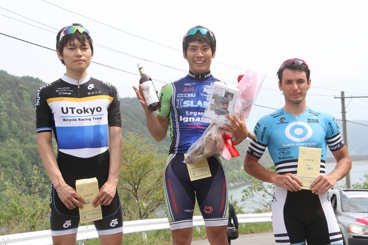 1位中村龍太郎(イナーメ)、2位浦佑樹(東京大学自転車競技班)、3位ジェイソン・バラド(NEILPRYDE-南信スバル)
