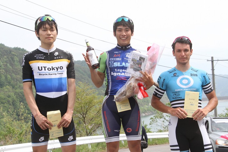 １位中村龍太郎（イナーメ）、２位浦佑樹（東京大学自転車競技班）、３位ジェイソン・バラド（NEILPRYDE-南信スバル）