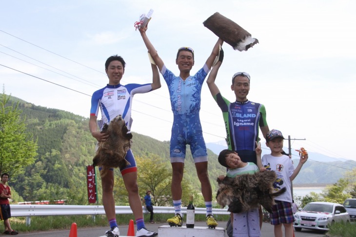 ステージ2で優勝した才田直人(Gruppo Acqua Tama)、2位の風間博之(サイクルフリーダム、3位の高岡亮寛(イナーメ)