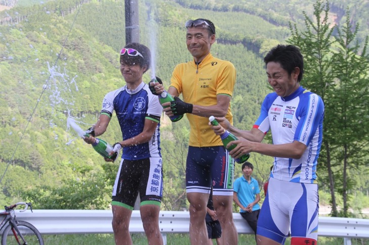 総合優勝の高岡亮寛(イナーメ) レース表彰式で行なうシャンパンファイトの数は日本一!