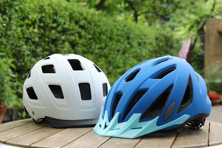 ABUS アーバンライド用ヘルメット 左がHyban、右がUrban-I