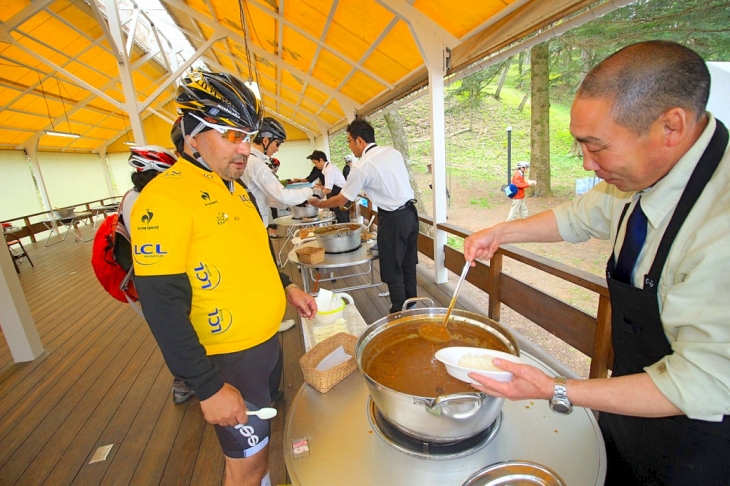 お待ちかねのカレー「可能な限りの大盛でお願いしまっせ!」