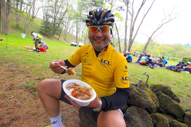 アウトドアで食す鹿肉カレーは抜群です。「文句なしだぜ!」