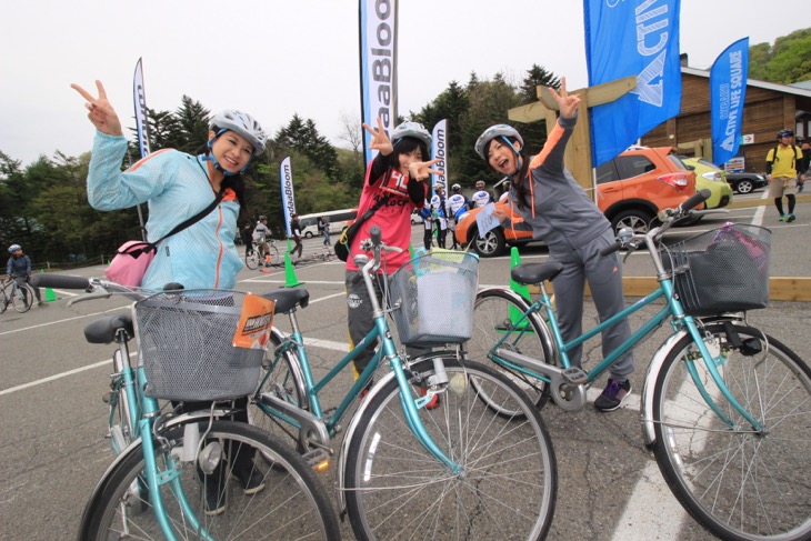 レンタルのタウンサイクルで参加する3人組女性