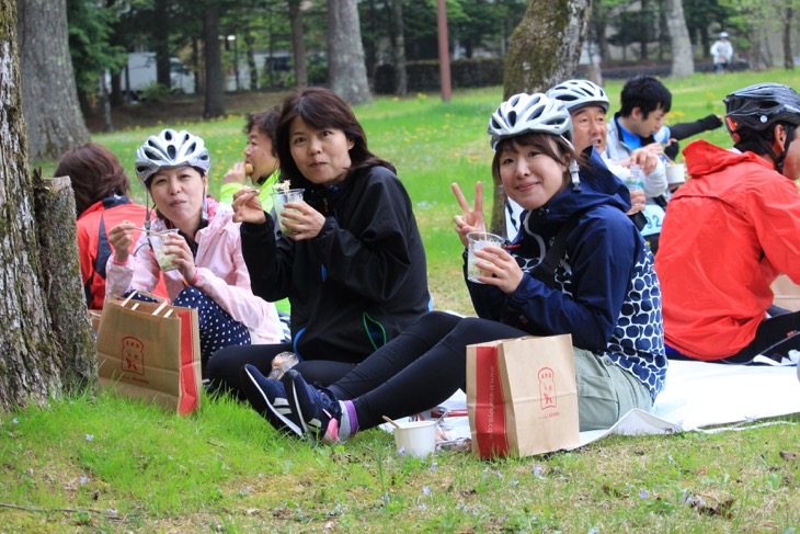 ピクニック気分で朝食をとれば美味しくて思わずピース