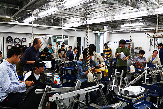 4~5人1組、全9班でバイクのデザイン・制作を進めていく