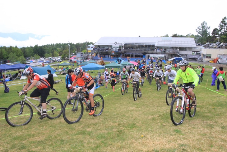 人気のMTB耐久レース。仲間と共にゴール目指して走る