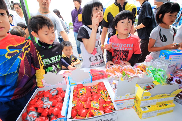 子供向けに駄菓子をたっぷり用意した露店も用意された