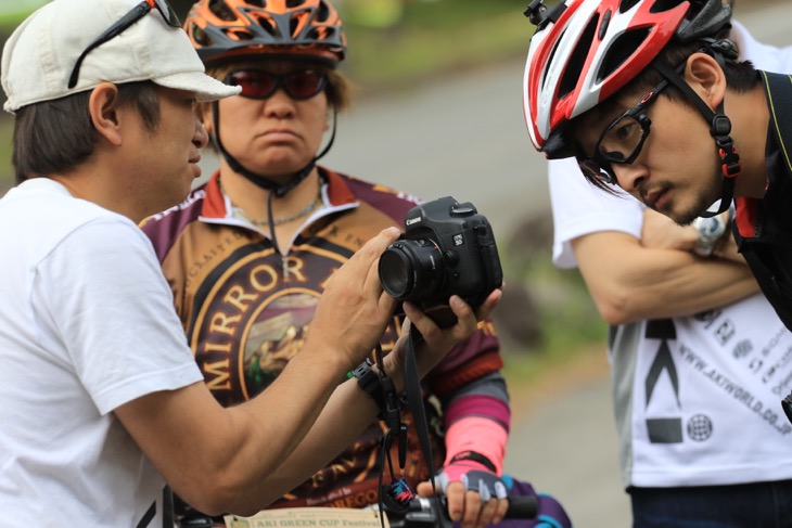 撮った写真を参加者に見せながらフォトテクニックをレクチャーする石川望さん